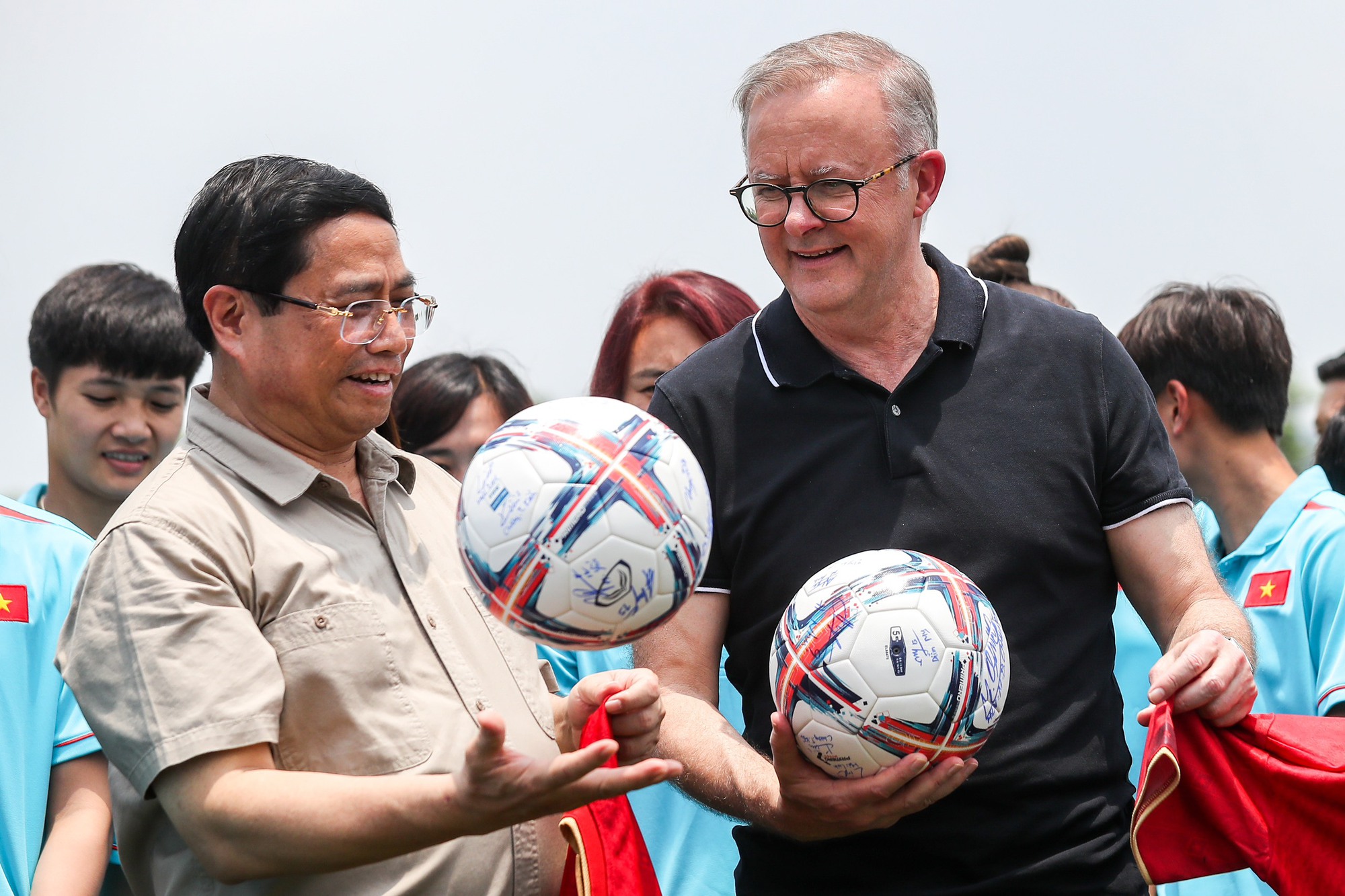 Thủ tướng Phạm Minh Chính cùng Thủ tướng Úc Anthony Albanese nhận áo đấu của đội tuyển nữ Việt Nam - Ảnh 1.