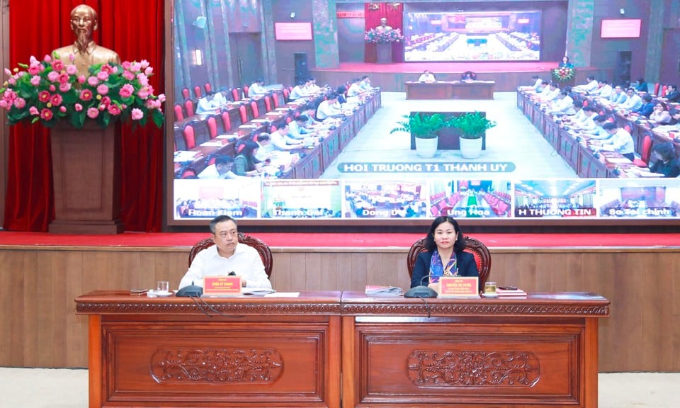 Adjoint Secrète La secrétaire permanente du Comité du Parti de la ville, Nguyen Thi Tuyen, et le président du Comité populaire de la ville, Tran Sy Thanh, ont présidé la réunion. conférence