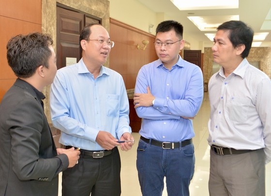 El camarada Nguyen Ho Hai habló con los delegados al margen del taller. Foto: CAO THANG