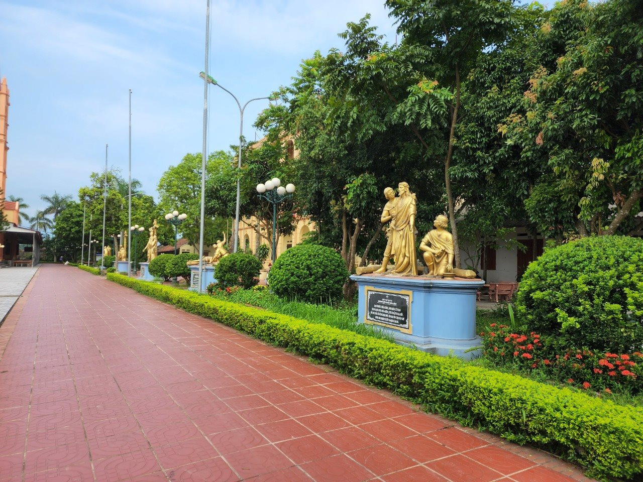 dai-tu-cay-xanh-ben-khuon-vien-1.jpg