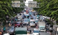 Traffic jam at Tan Son Nhat gateway underpass and overpass continues