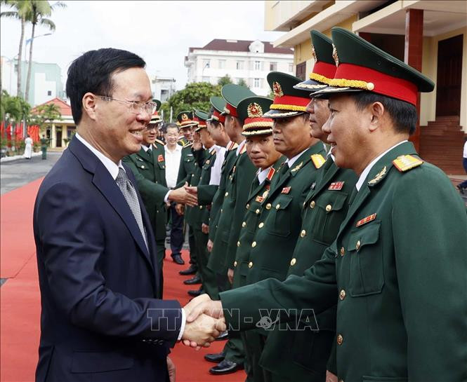 Le président Vo Van Thuong visite et travaille dans la région militaire 5