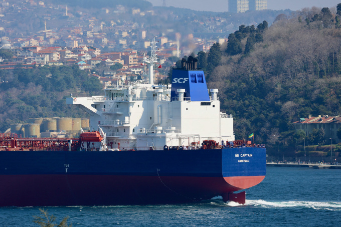 El petrolero NS Captain, propiedad del grupo petrolero ruso Sovcomflot, pasa por el estrecho del Bósforo en Estambul, Turquía, el 22 de febrero. Foto: Reuters