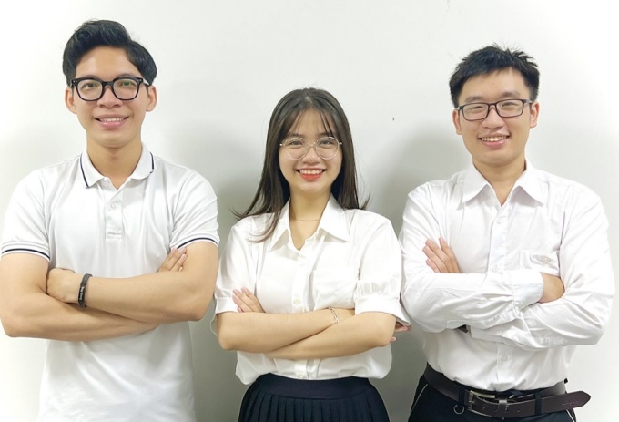 Three students from Duy Tan University won prizes at the Smile Code Scientific Research Competition. Photo: CMP