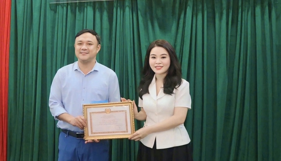 Secretary of Hanoi Youth Union Chu Hong Minh presented the Special Prize to Quoc Oai district.