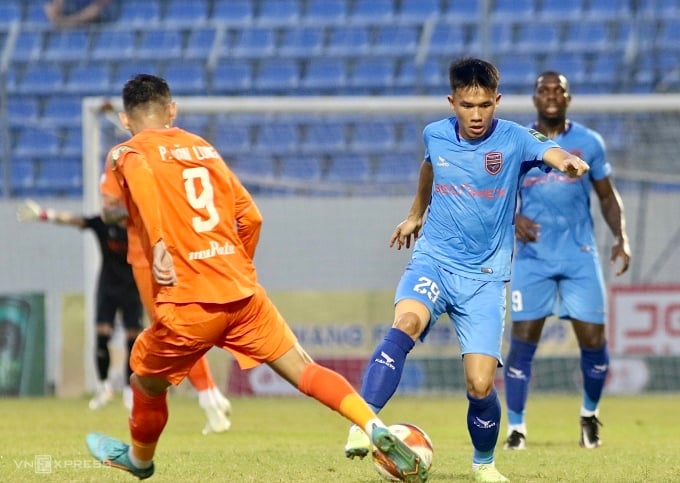 Da Nang (camiseta naranja) y Binh Duong (camiseta azul) empataron 1-1 en la primera fase de la V-League 2023. Foto: Viet Dinh