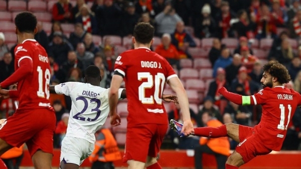 Imágenes de jugadores turnándose para marcar goles, ayudando al Liverpool a ganar 5-1 contra Toulouse