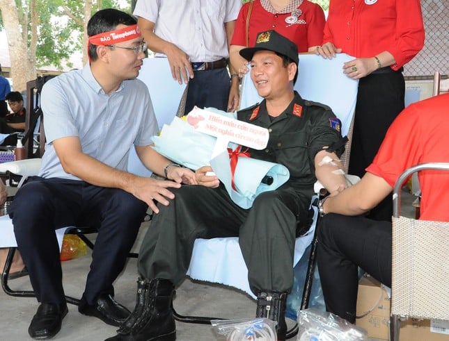 Hundreds of cadres, soldiers, and youth union members donated blood at Red Sunday in Can Tho photo 13