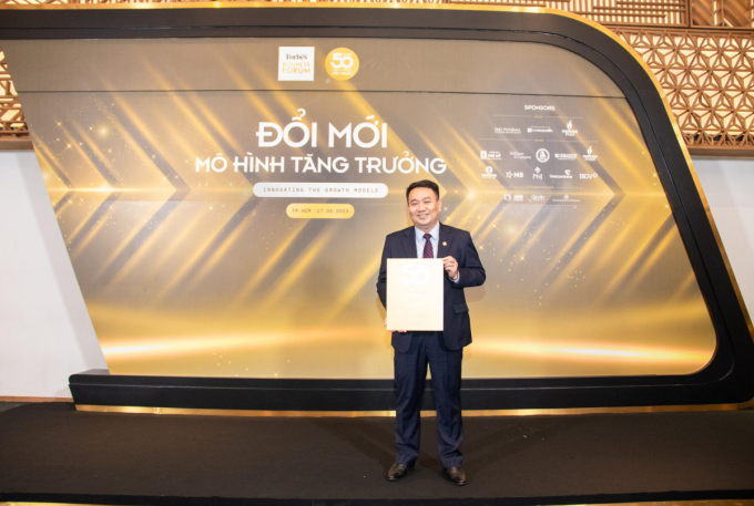 Mr. Le Tri Thong - Vice Chairman of the Board of Directors and General Director of PNJ - received the certificate from the organizing committee on behalf of the company. Photo: Xuan Loc