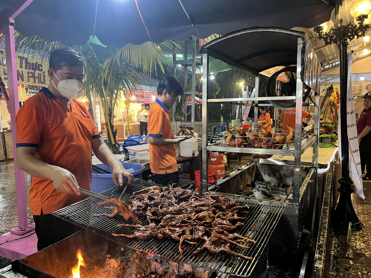 Đội mưa chờ thưởng thức cả trăm món với đủ vị 'ngọt, bùi, cay đắng' ảnh 4