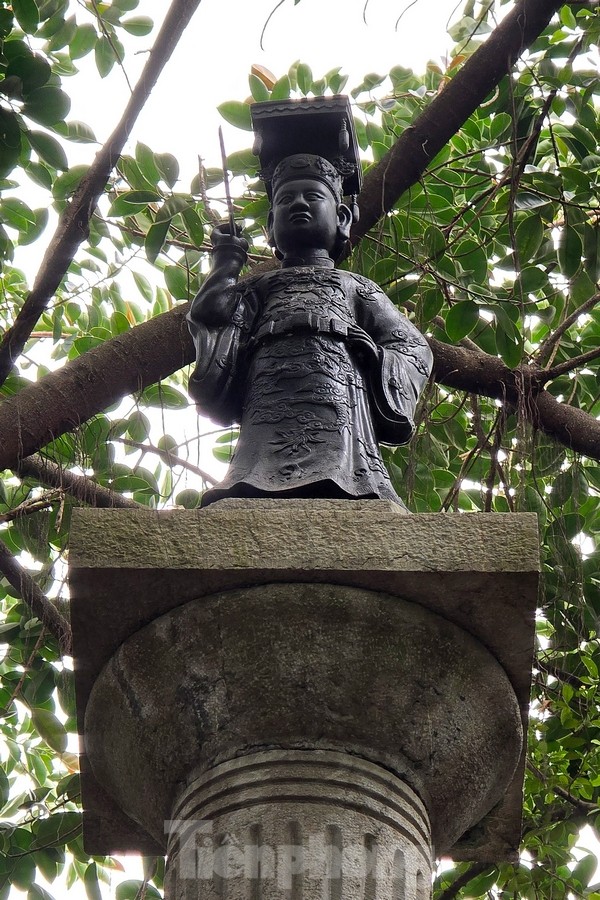 Outre la statue du roi Ly Thai To, il y a aussi une statue du roi Le à côté du lac Hoan Kiem que tout le monde ne connaît pas, photo 2