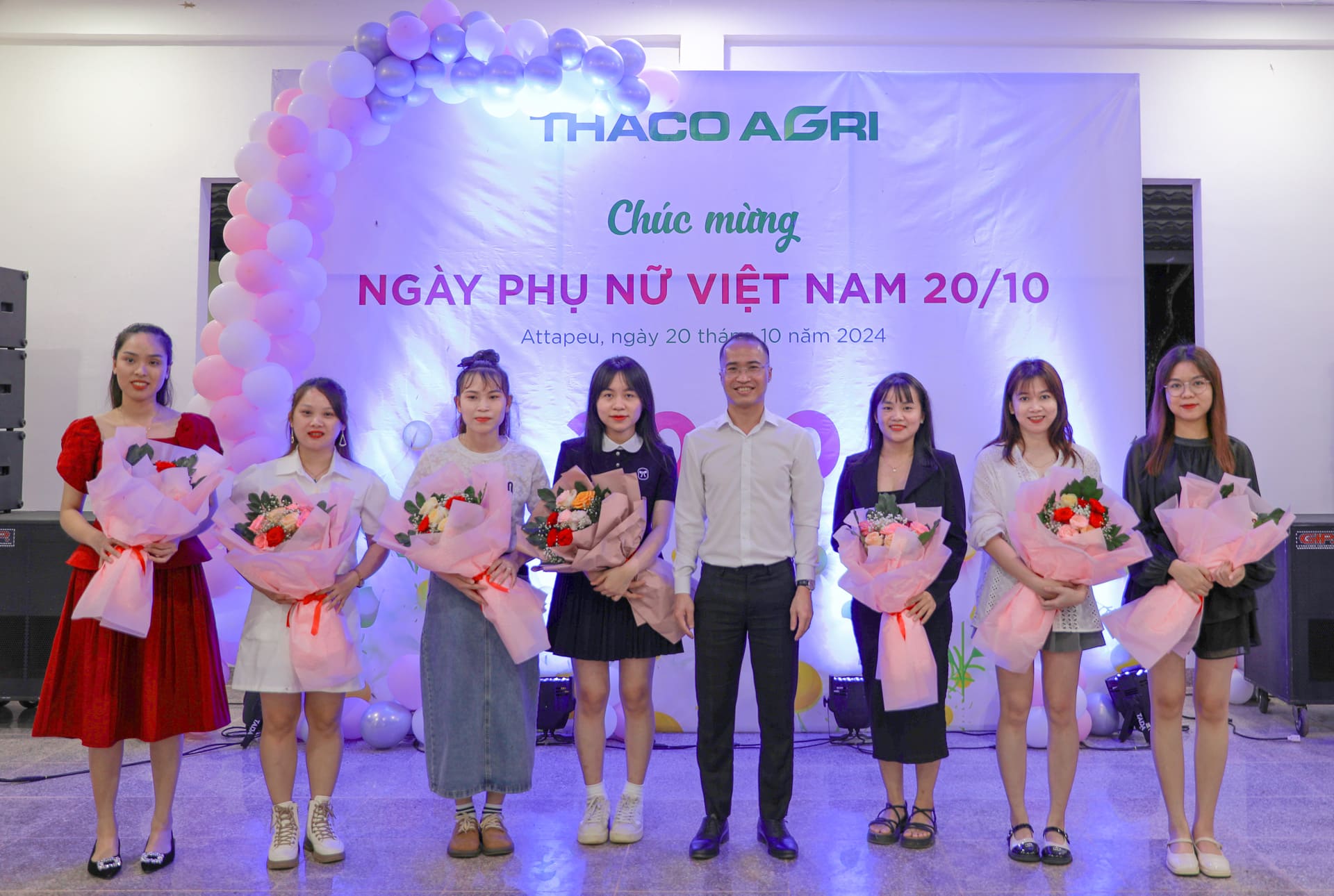 Nữ CB.CNV nhận những bó hoa tươi thắm nhân ngày 20/10 tại KLH HAGL AGRICO Lào