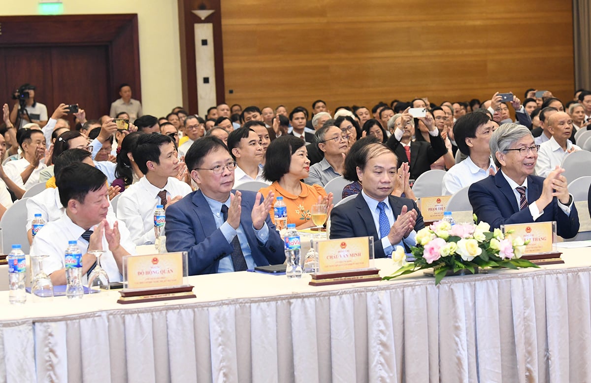 El presidente de la Asamblea Nacional, Tran Thanh Man, asiste a la ceremonia para honrar a los intelectuales científicos y tecnológicos destacados en 2024-2