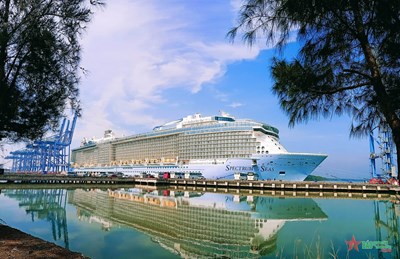 Siêu tàu Spectrum of the Seas đưa hơn 4.000 du khách đến Bà Rịa – Vũng Tàu