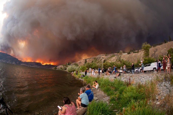 Dân địa phương theo dõi cháy rừng ở West Kelowna, British Columbia, Canada, ngày 17/9. Ảnh: AFP