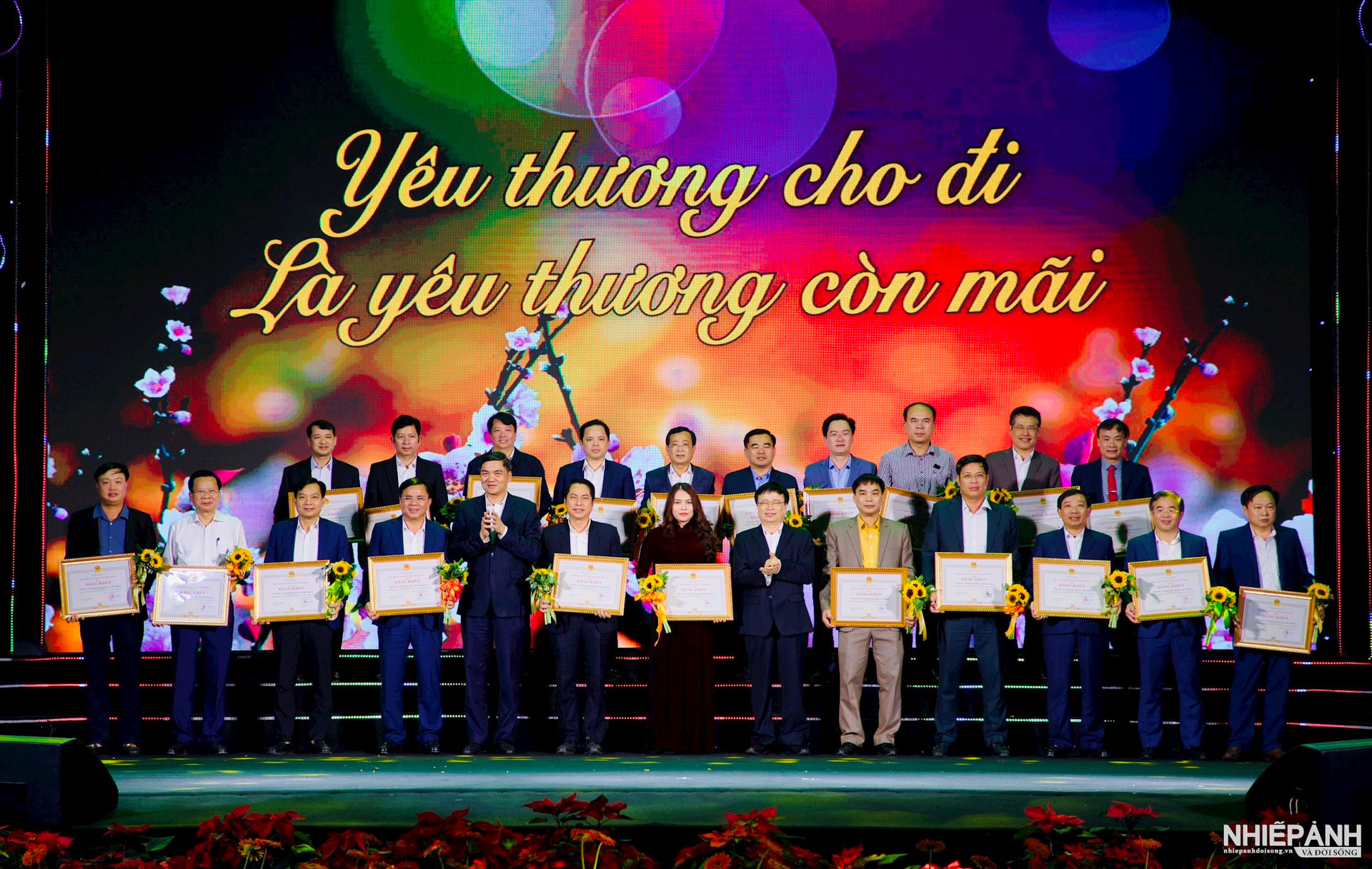 W_g-giving-award-award-of-commendation-flowers-to-thank-organizations-and-individuals-for-supporting-the-Tet-for-the-poor-Spring-of-the-Year-of-the-Dragon-2024..jpg