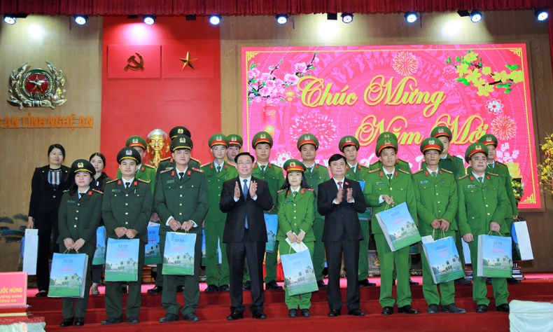 Le président de l'Assemblée nationale Vuong Dinh Hue rend visite aux officiers et soldats de la police provinciale de Nghe An et leur souhaite une bonne année, photo 2