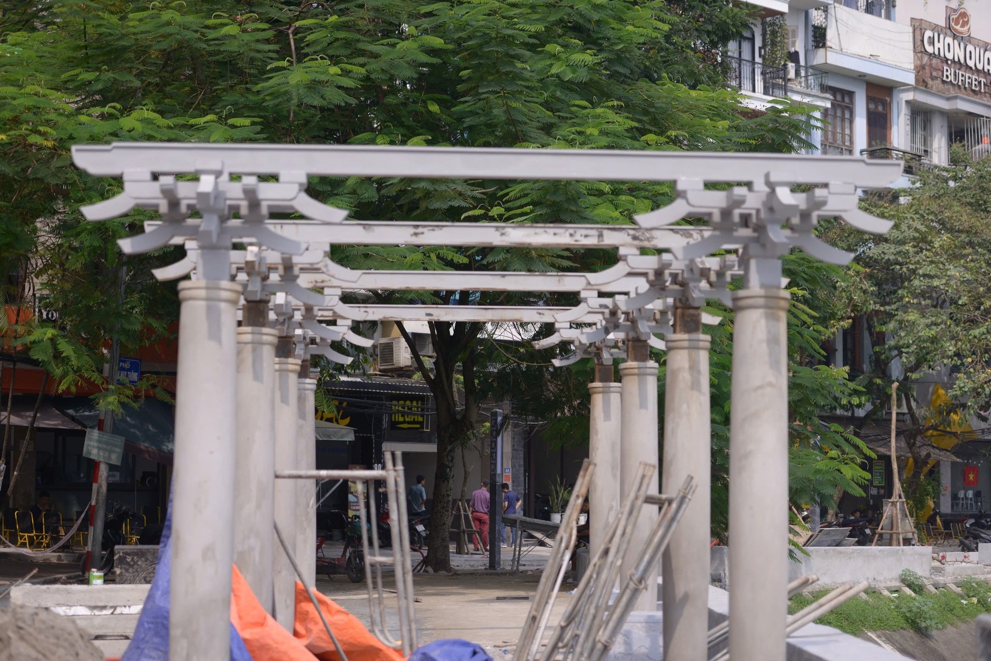 Close-up of the walking street around Ngoc Khanh Lake about to come into operation photo 15