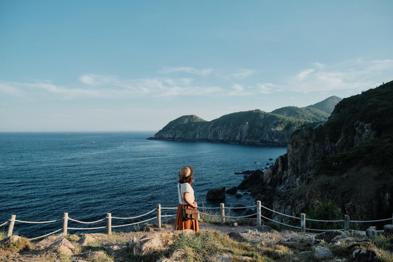 Mui Dien est connu comme l'endroit où l'aube apparaît pour la première fois au Vietnam. Les visiteurs doivent venir ici la veille pour admirer le magnifique lever de soleil le lendemain matin.