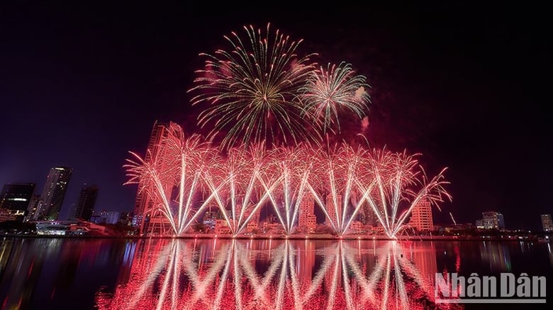 Los equipos de fuegos artificiales italianos y franceses ingresaron oficialmente a la noche final foto 5