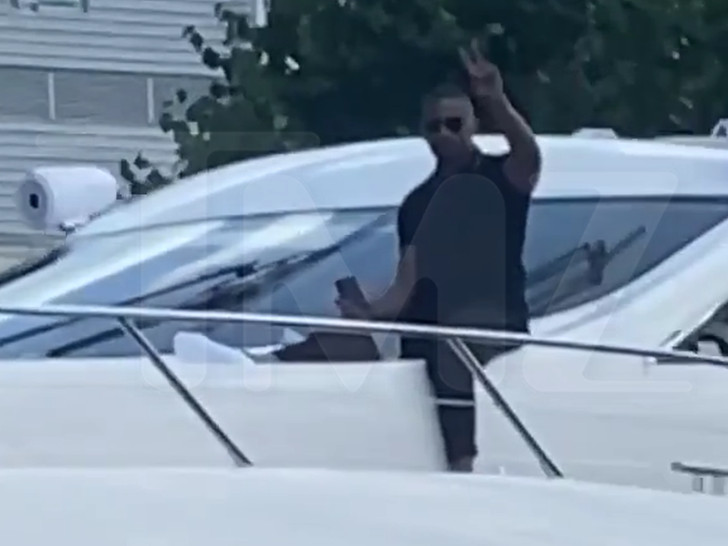 Jamie Foxx xuất hiện sau thời gian dài nhập viện - Ảnh 1.