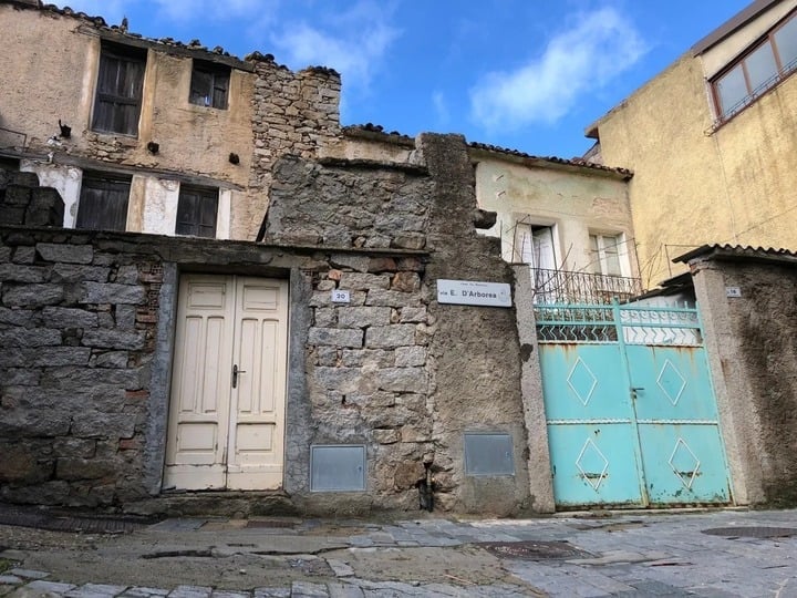 Casas en ruinas en Ollolai se venden por sólo 1 euro. (Foto: CNN)