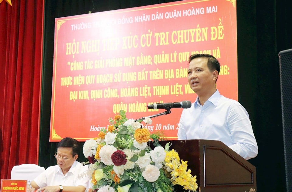 "Hơn 20 năm qua, không một dự án đầu tư hạ tầng nào trên địa bàn được hoàn thiện và đưa vào bàn giao là một sự lãnh phí, không thể chấp nhận được" - Bí thư Quận ủy Hoàng Mai Nguyễn Xuân Linh chia sẻ trước 200 cử tri.