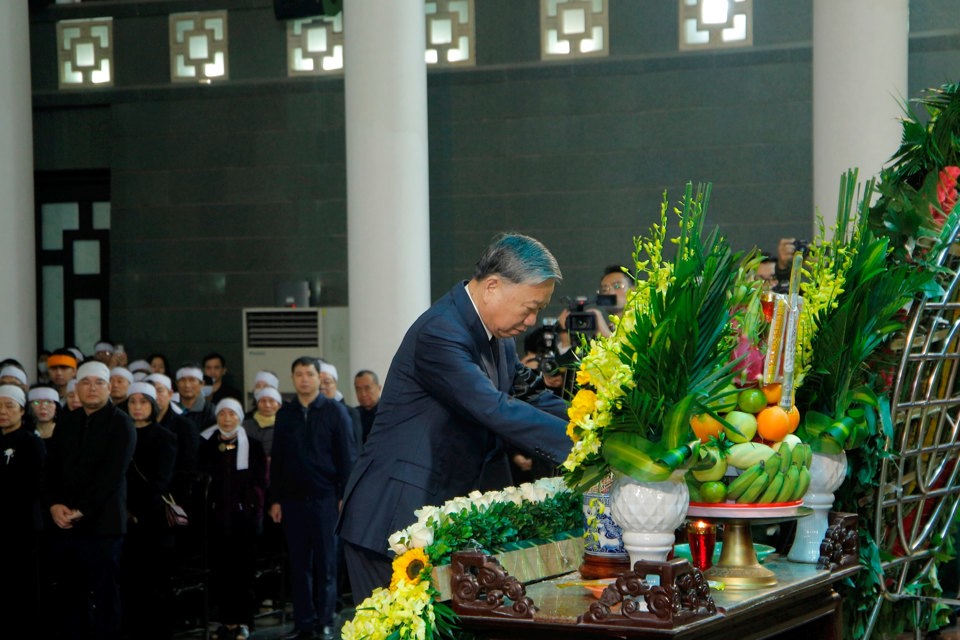 Đồng chí Tô Lâm - Tổng Bí thư Ban Chấp hành Trung ương Đảng thắp hương tưởng niệm Đại tướng Nguyễn Quyết. Ảnh: Viết Thành