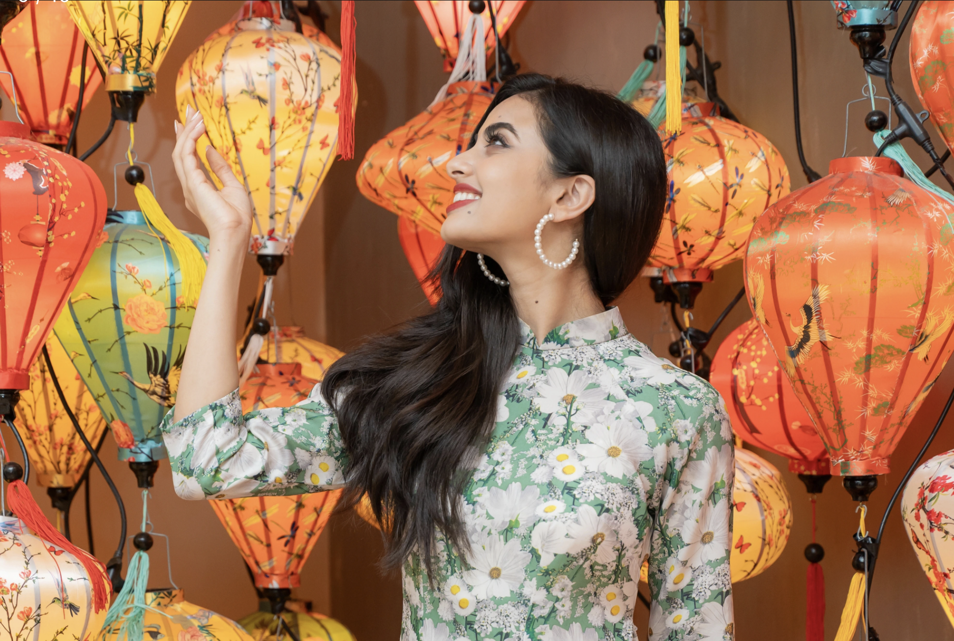 Miss India comes to Da Nang wearing conical hat, walking around Korean market, eating bread