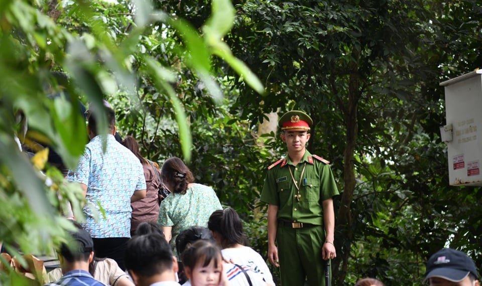 Les autorités sont en service sur le site historique du temple des rois Hung, prêtes à aider les touristes en cas de besoin. demande Photo d'illustration de Ngan Khanh.