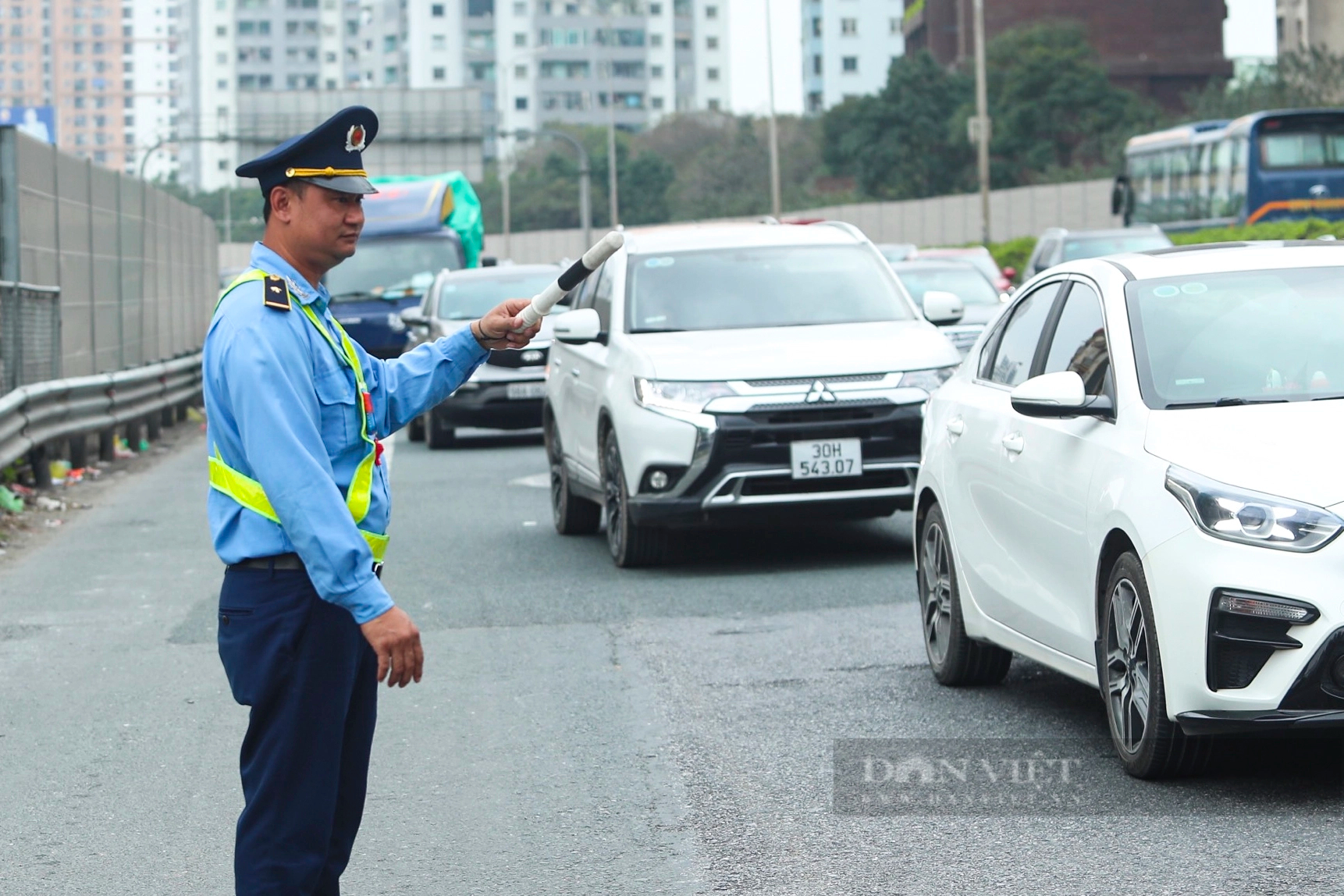 Hàng đoàn người ùn ùn nối đuôi nhau trở lại Hà Nội sau kỳ nghỉ Tết Nguyên đán 2024- Ảnh 10.