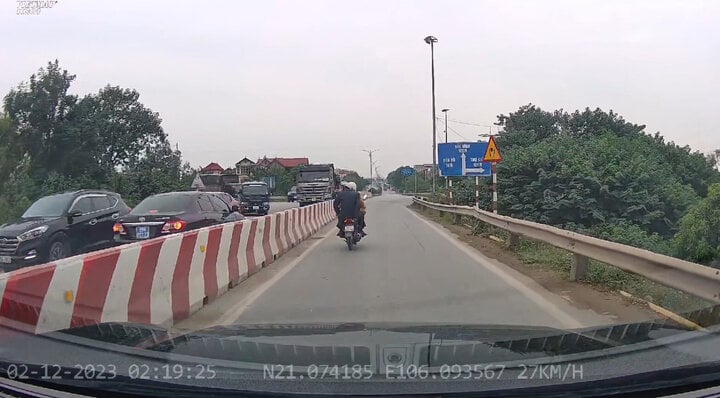 Une voiture à plaque bleue circulant à contresens sur le pont Ho, à Bac Ninh, le 2 décembre.