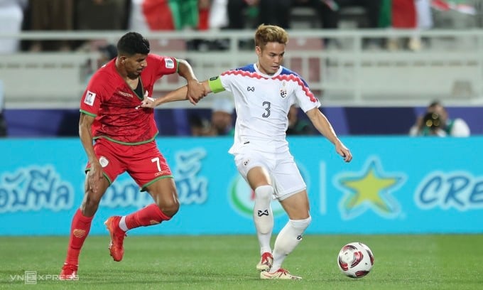 Thailand captain Theerathon Bunmathan (right) shields the ball from striker Issam Al Sabhi. Photo: Lam Thoa