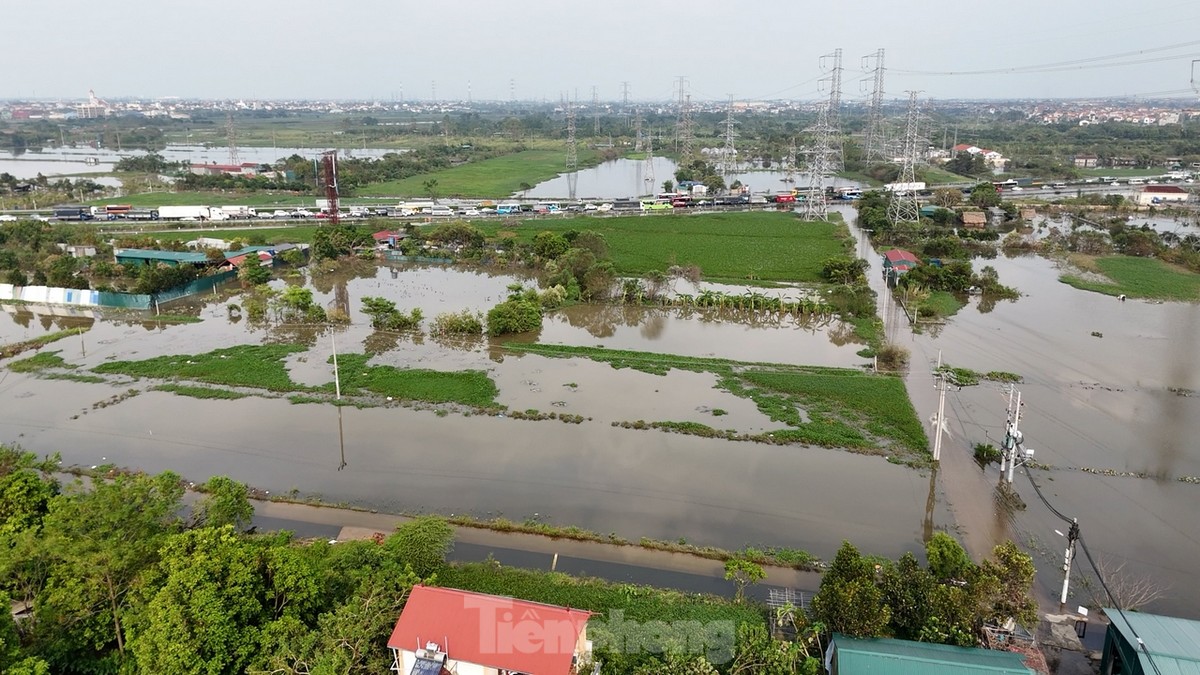 Los vehículos quedaron atascados durante más de 5 km en la carretera Phap Van - Cau Gie debido a las inundaciones. Foto 12