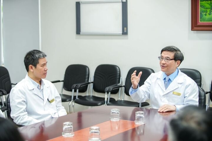 রোগীর জন্য একটি চিকিৎসা পরিকল্পনা খুঁজে বের করার জন্য বহুমুখী চিকিৎসকরা একসাথে কাজ করেন।