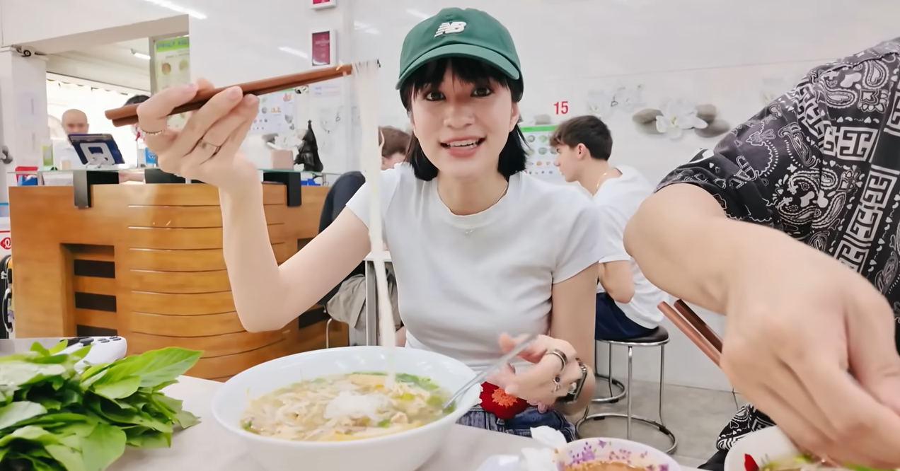 Thai tourists try 3-generation pho in HCMC, one full meal costs more than half a million