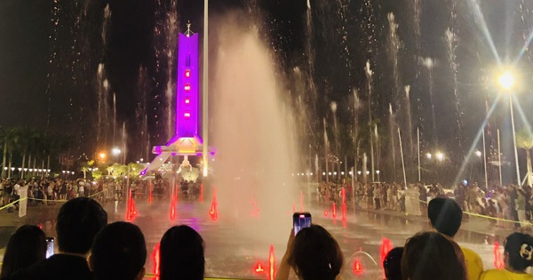 À minuit, les habitants de Da Nang se bousculent encore pour regarder la musique aquatique sur la place 29-3.