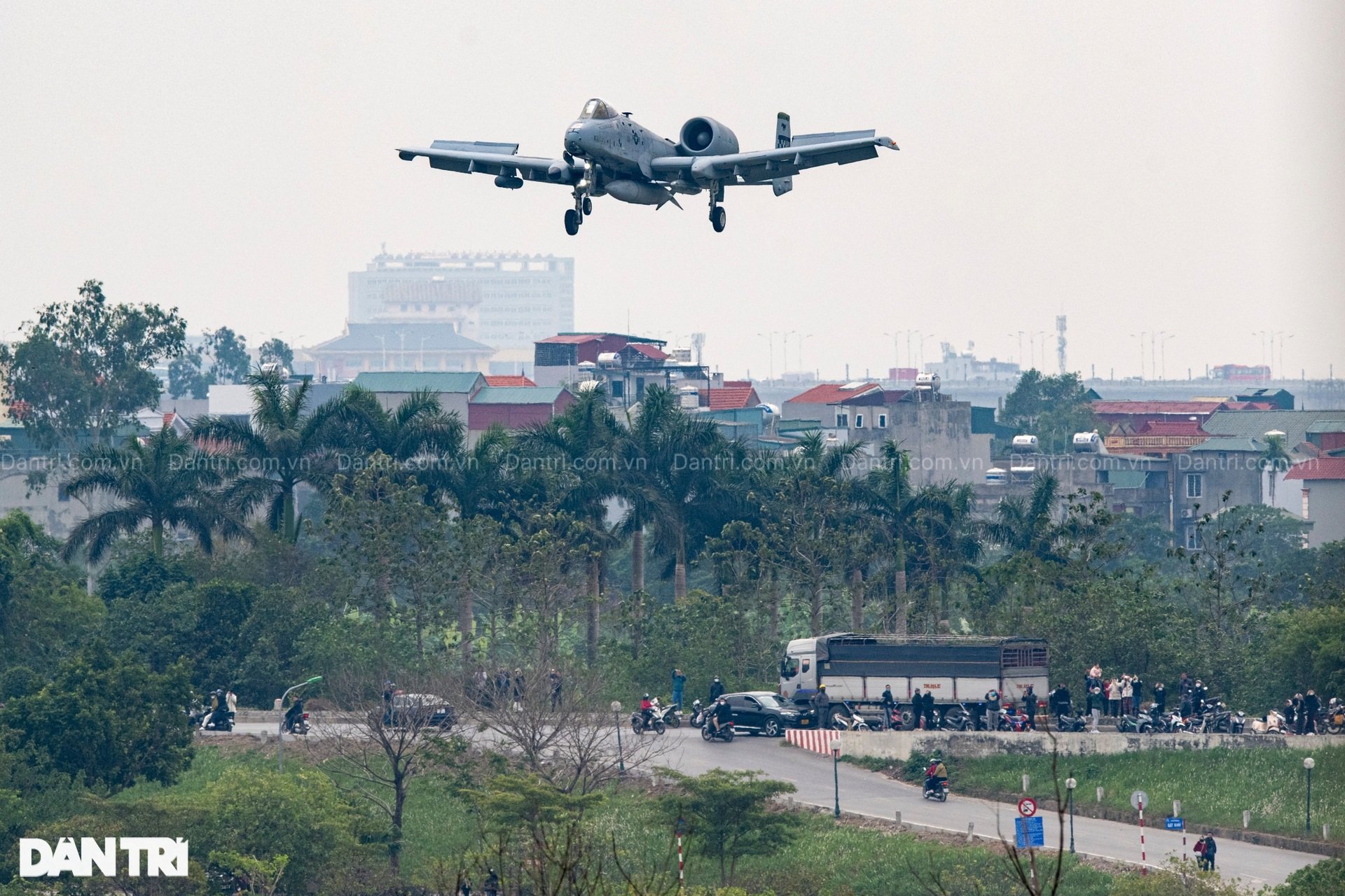 Máy bay cường kích A-10 Thunderbolt II của Mỹ hạ cánh xuống sân bay Gia Lâm - 3