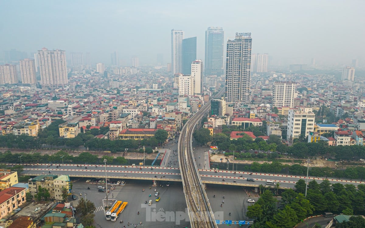 Der Himmel in Hanoi ist aufgrund der Umweltverschmutzung dunstig, an manchen Orten ist die Luft schlecht, Foto 2