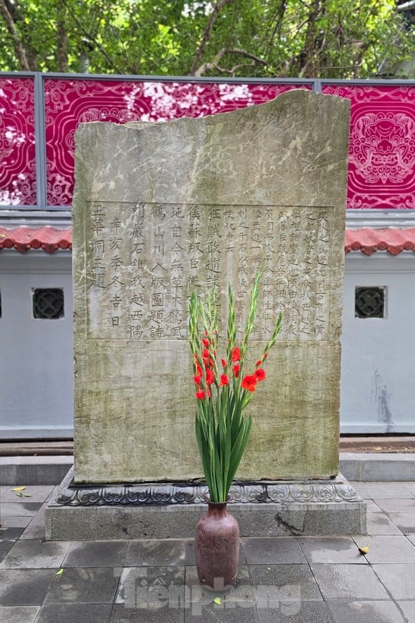 Neben der Statue von König Ly Thai To gibt es auch eine Statue von König Le am Hoan-Kiem-See, die nicht jeder kennt, Foto 11