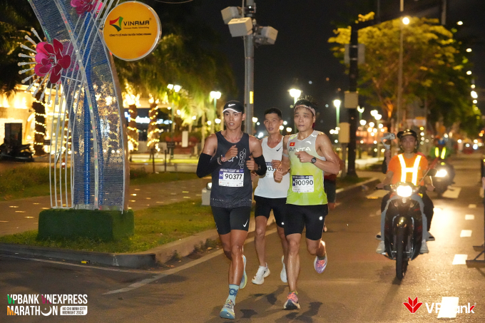 Anh Khoi corrió en el mismo grupo con Manh Quan (camiseta azul y amarilla) y Dan Quyet (camiseta blanca). Foto: VM