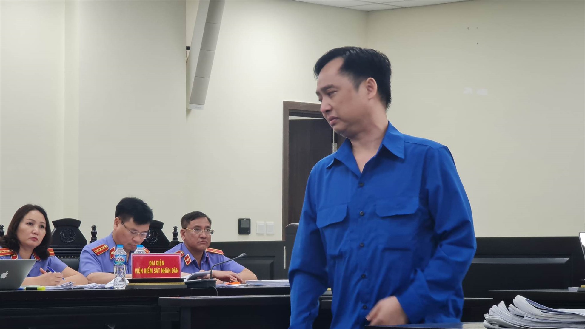 Chủ tịch Louis Holdings Đỗ Thành Nhân khóc, nói 'gia đình rất khó khăn' - Ảnh 1.