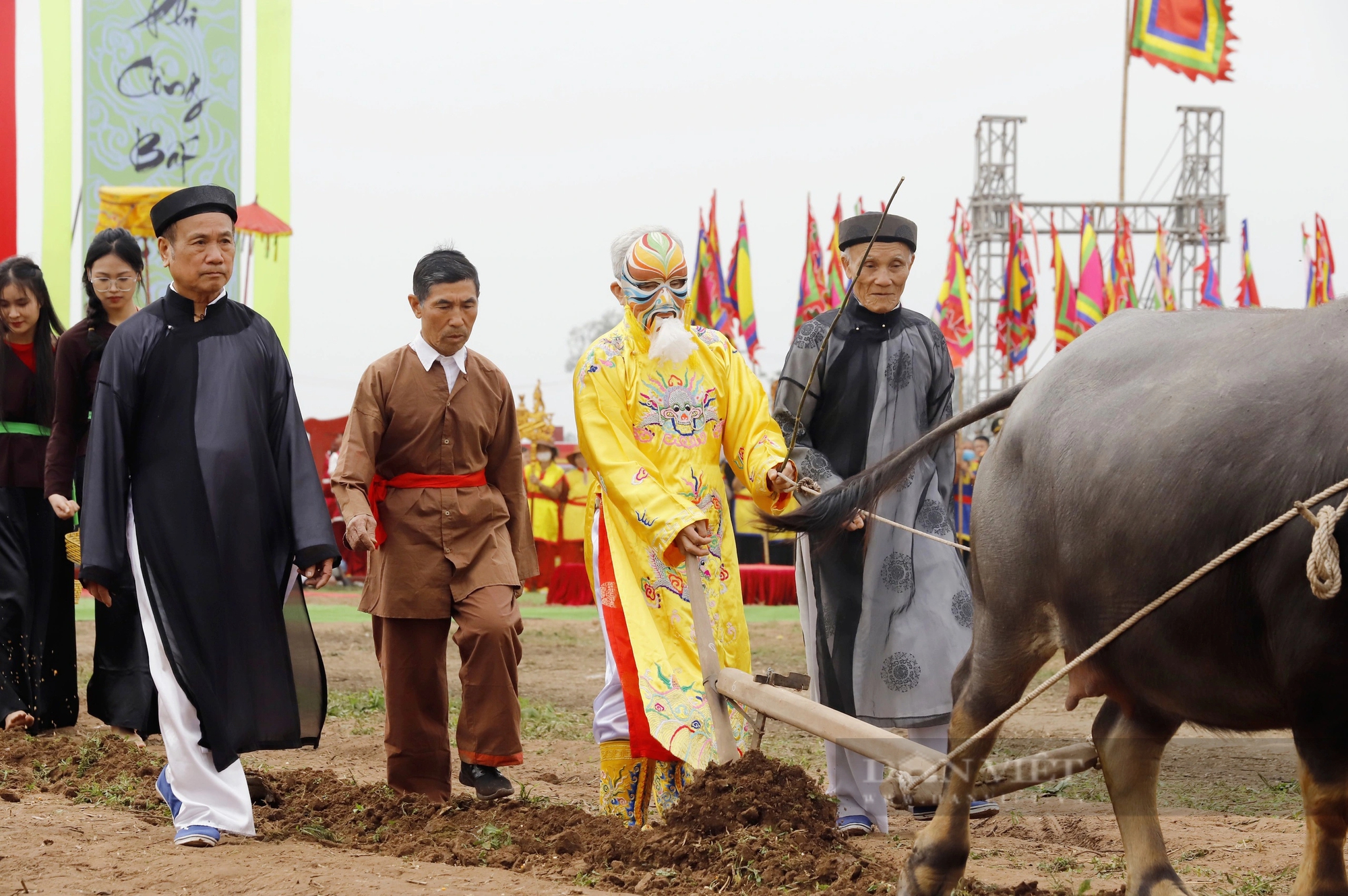 Cụ ông đeo mặt nạ, mặc long bào xuống ruộng đi cày tại Lễ hội Tịch điền 2024- Ảnh 8.