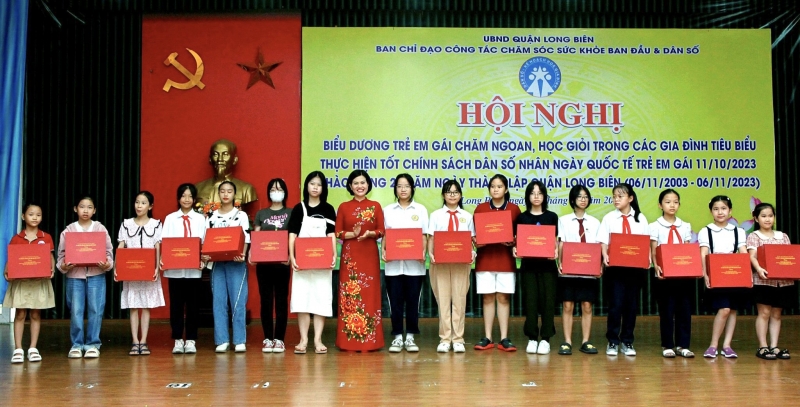 Ms. Dinh Thi Thu Huong - Standing Committee Member, Vice Chairman of Long Bien District People's Committee presented gifts and rewards to good-natured and studious girls in exemplary families that have well implemented the Population Policy in 2023.