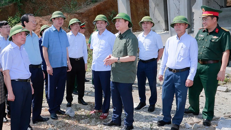 Le vice-Premier ministre inspecte les glissements de terrain menaçant la sécurité des écoles dans la commune de Lam Phu, district de Lang Chanh.