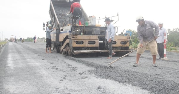 Thi công lớp đá cấp tuyến nối cao tốc qua Cà Mau