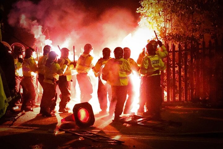 La policía reprime los disturbios provocados por los aficionados del Legia de Varsovia.