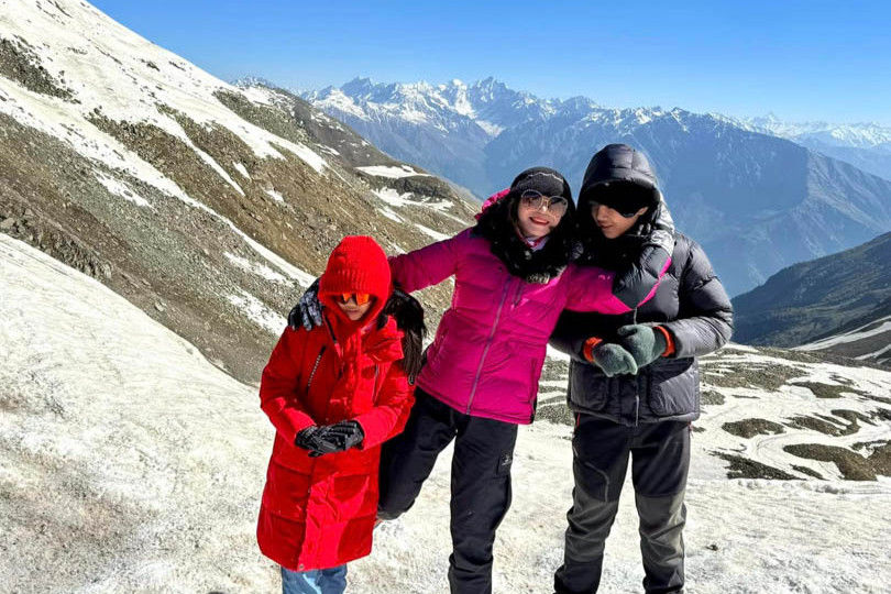 Una madre de Hanoi lleva a sus dos hijos a escalar montañas, superar la nieve y el hielo y conquistar el pico de 4.575 m