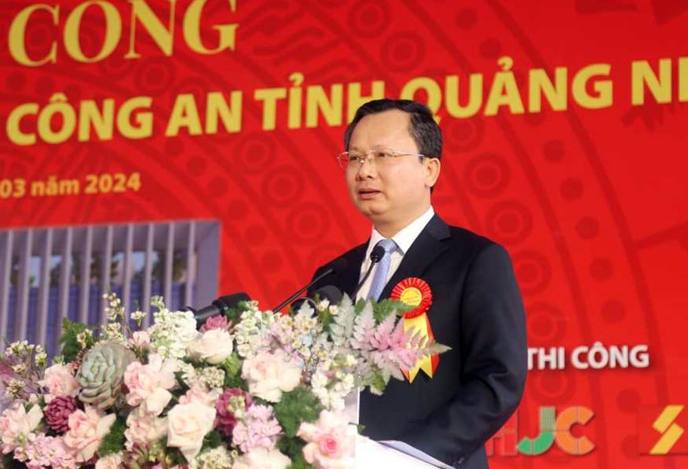 Evento - Ceremonia de colocación de la primera piedra del proyecto para construir la sede de la policía provincial de Quang Ninh, con un valor de casi 800 mil millones de VND (Foto 2).