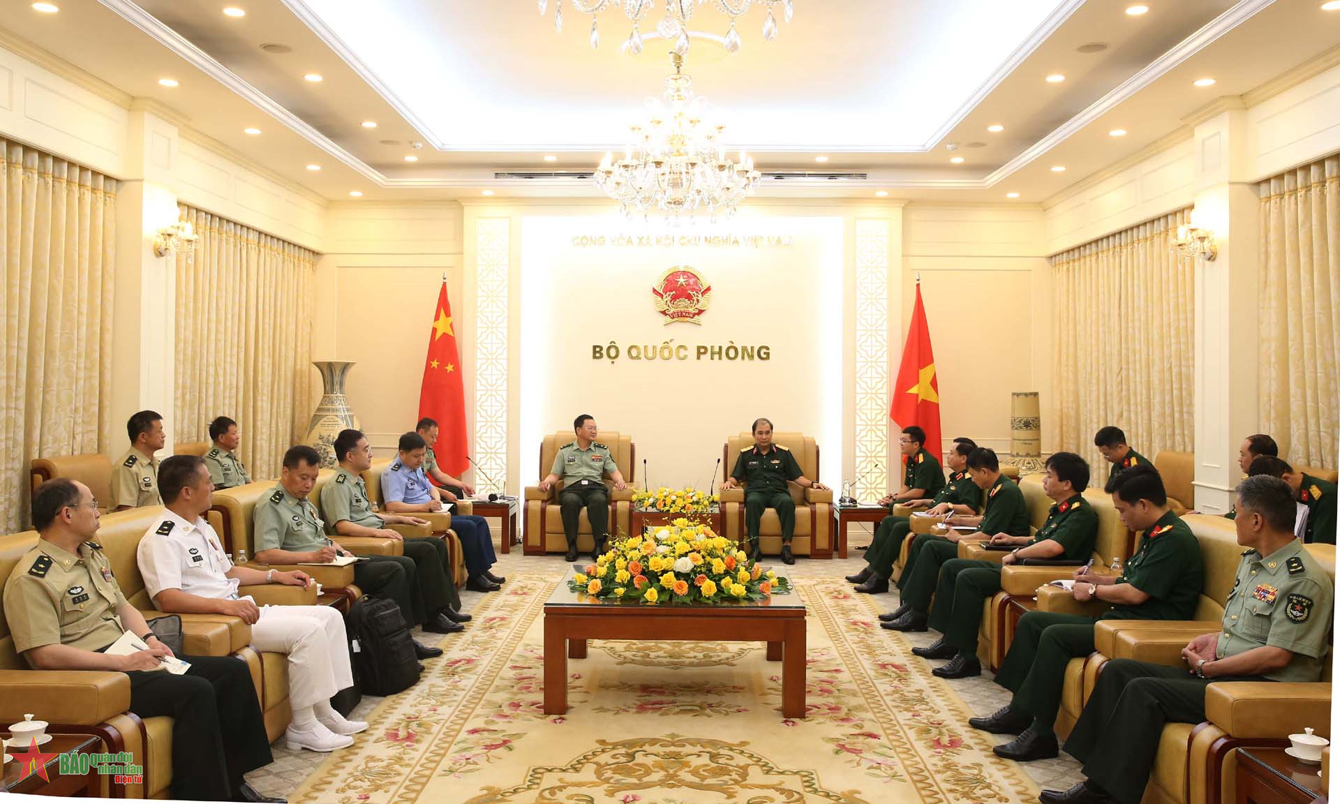 Senior Lieutenant General Phung Si Tan received a delegation of officers and students from the National Defense University of China.